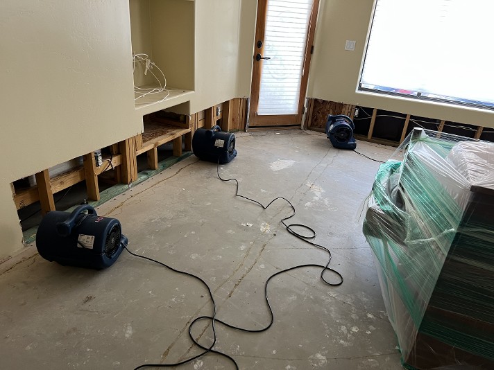In AZ, Super Savers is a Water Extraction Company that offers, Water Restoration Service, in any Emergency Water Damage Services, we answer the phone live 24-hours a day every day. Flood Damage or even a water loss like Mold Removal issues happen, we know all too well. So don't waist anymore time, Call Now. ROC#336343